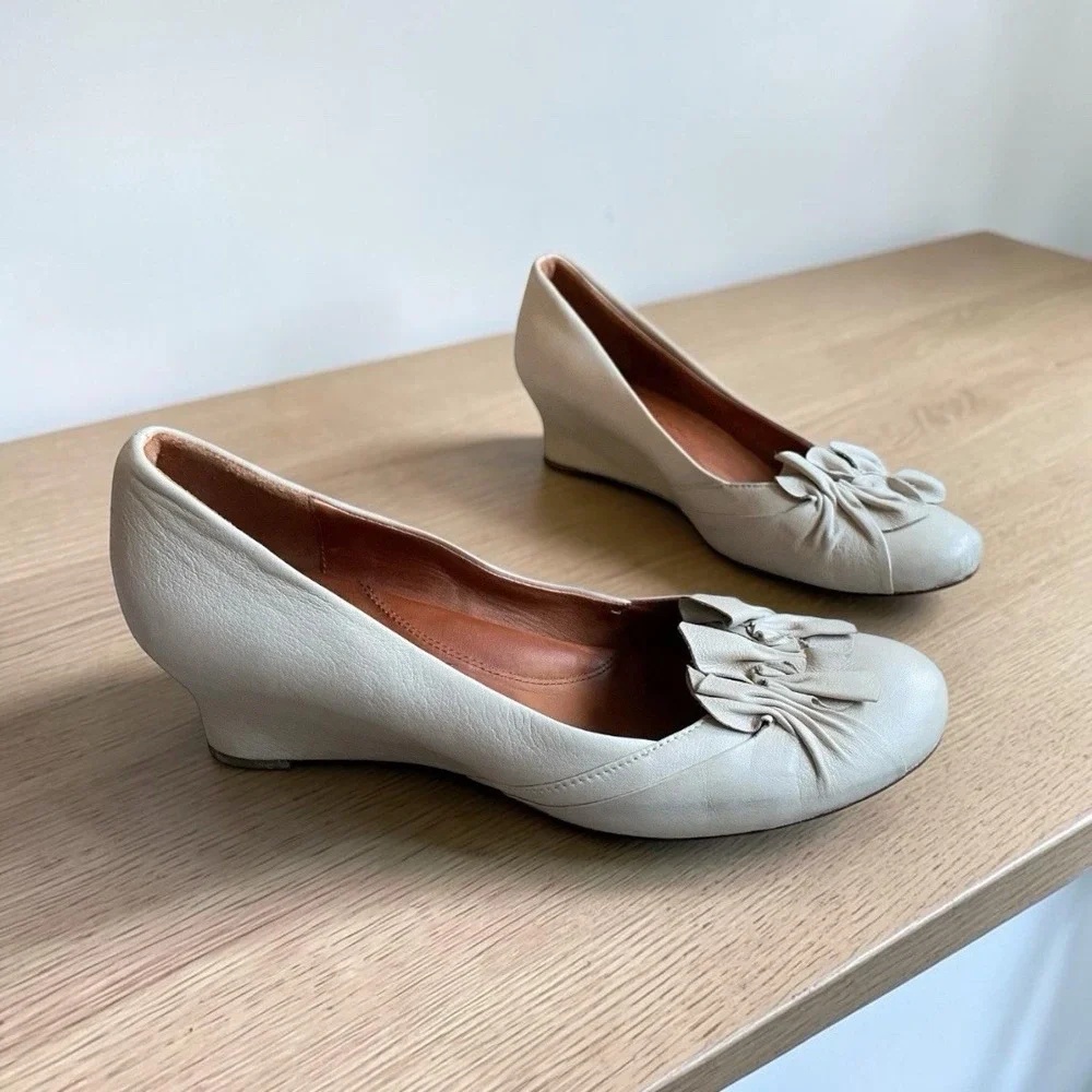 Gentle Souls Wedge Pumps Sz 9M Ivory Leather Round Toe Romantic Classic Neutral